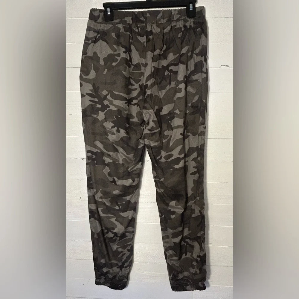 NWT Know One Cares Camo Joggers. Women’s size Large.